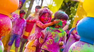 Happy Holi 2022 : महाराष्ट्र सरकारची होळीसाठी नियमावली जाहीर, साध्या पद्धतीने धुळवड करण्याचे आवाहन