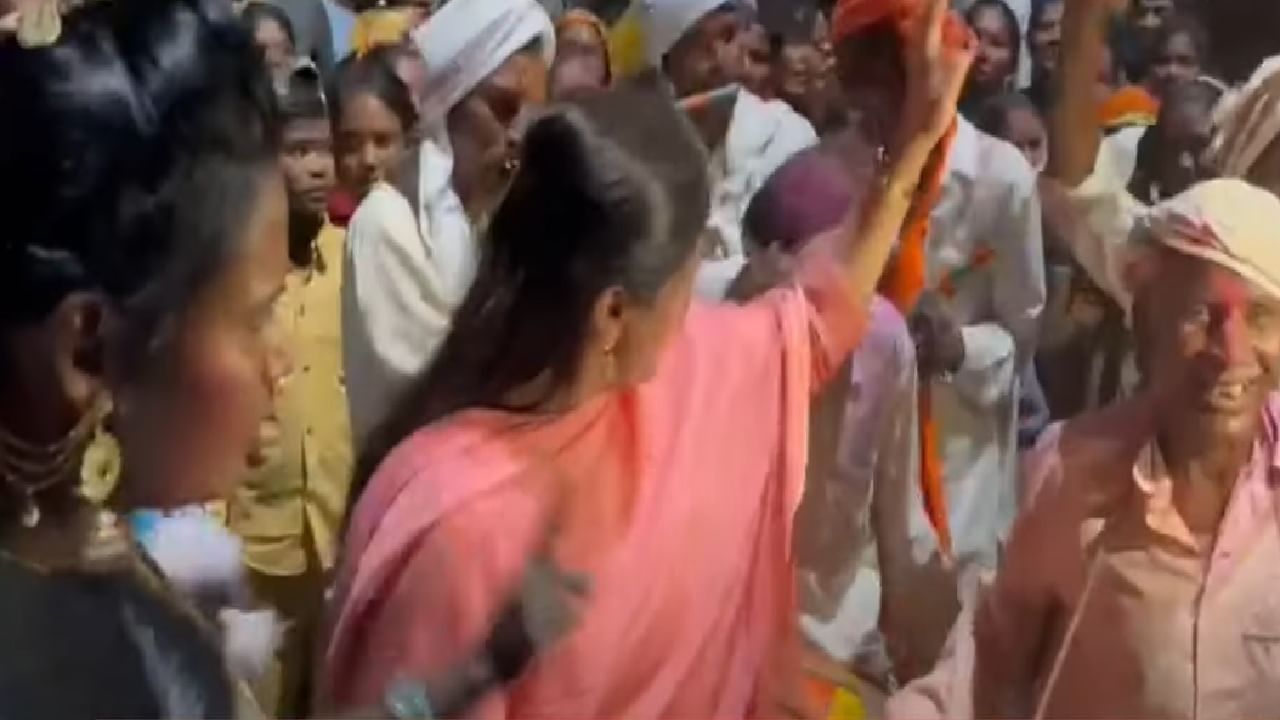 VIDEO : नवनीत राणांनी आदिवासी नृत्यावर धरला ठेका, रवी राणांनी वाजवली ढोलकी, मेळघाटात होळीचा उत्साह