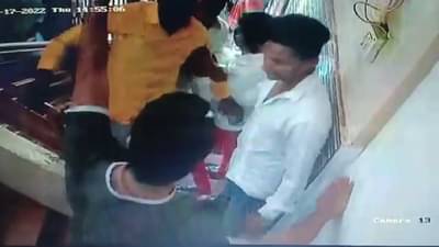 Nashik | रुग्णालयात घुसून डॉक्टरच्या मुलाला बेदम मारहाण, नाशिकमधील घटना सीसीटीव्हीत कैद