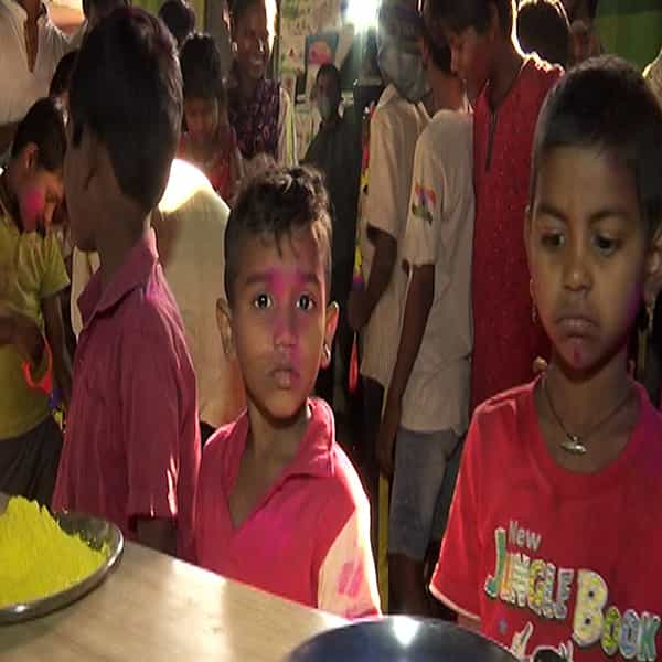 करूणा, दारिद्रय, दैन्य, व्यसनाधिनता सारख्या रंगांनी ज्यांचे आयुष्य काळवंडलेले अशा सिग्नल शाळेच्या मुलांसोबत मराठी चित्रपट सृष्टींतील कलावंत, दिग्दर्शकांनी होळी साजरी करत त्यांच्या आयुष्यात रंग भरले.
