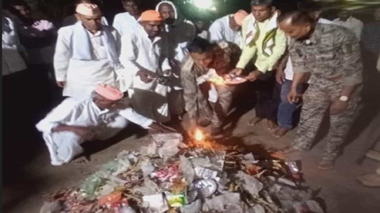 Bhandara Holi | होळी पेटली पण लाकडांची नव्हे कचऱ्याची! भंडाऱ्यातील गवराळ्यात रंग न उधळता भक्तीत रंगणार गाव