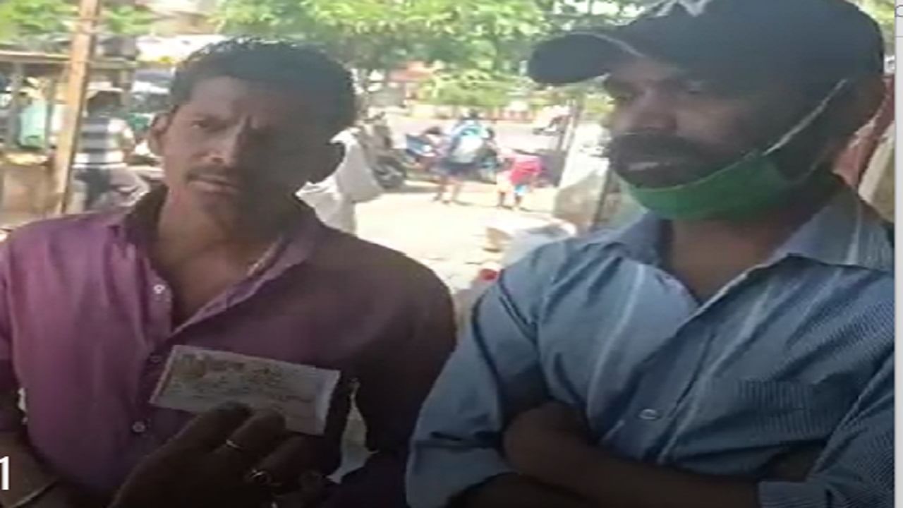 MNS च्या नावानं फेरीवाल्याकडून वसुली, खिशात शिवसेनेचं सभासद कार्ड; विरारमध्ये आरोप-प्रत्यारोप MNS च्या नावानं फेरीवाल्याकडून वसुली, खिशात शिवसेनेचं सभासद कार्ड; विरारमध्ये आरोप-प्रत्यारोप