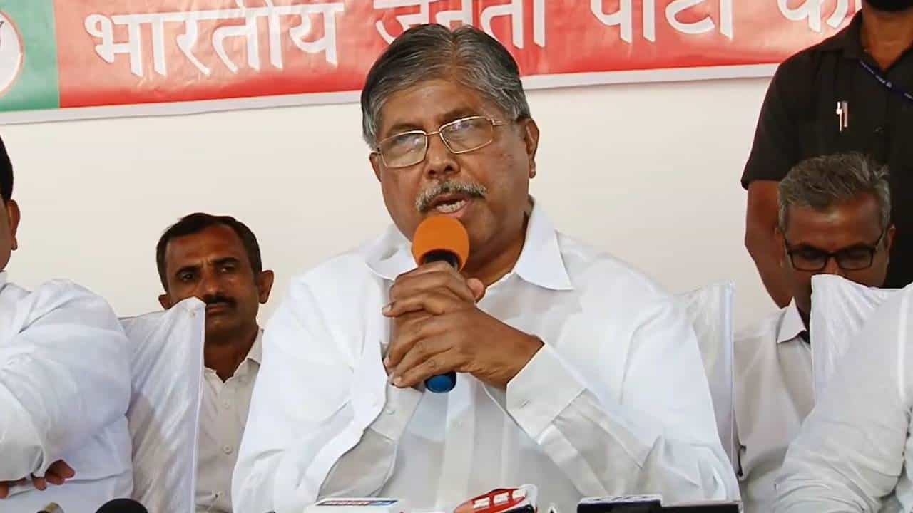 संजय राऊतांवर बोलायचं नाही, त्यांना लई मोठं केलं; Chandrakant Patil यांचा टोला