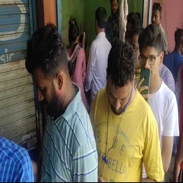 मटन खवय्यांची दुकानात मोठी गर्दी, धुळवडीच्या दिवशी मटण खाण्याची परंपरा असल्याने महाराष्ट्रात अनेक ठिकाणी गर्दी झाल्याचं चित्र आहे. त्याचबरोबर चिकन महाग झाल्याने अनेकांनी मटणाला पसंती दिली आहे. सकाळपासून मटण खवय्ये रांगेत उभे राहून मटण खरेदी करीत आहेत.