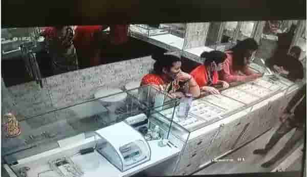 Pune crime | दागिने खरेदी करायला आल्या आणि अंगठी घेऊन पसार झाल्या! पुण्यातील भामट्या महिला CCTV कॅमेऱ्यात कैद