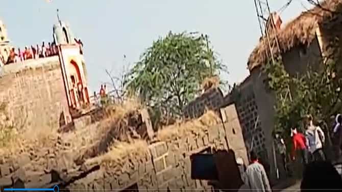 SOLAPUR मध्ये अनोखी धुळवड, एकमेकांवर दगडफेकीची परंपरा, पावसासाठी वर्षानुवर्षांची प्रथा