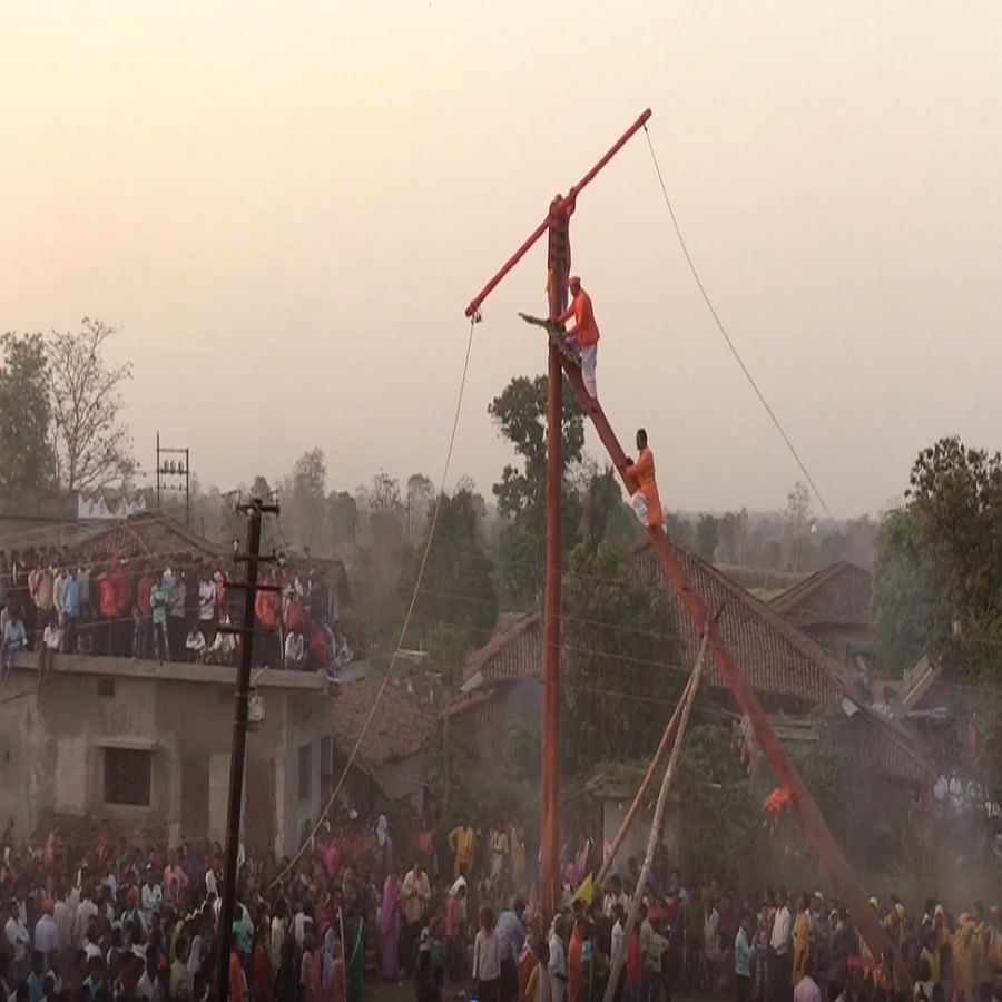  धूलिवंदनच्या दिवशी हजारो लोक गरदेवसमोर नतमस्तक होत असतात. ही गरदेवची यात्रा काही ठिकाणी दिड दिवसाची असते. आष्टीचा यात्रेला मोठी यात्रा तर कवलेवाड्याच्या यात्रेला छोटी यात्रा म्हणतात. 