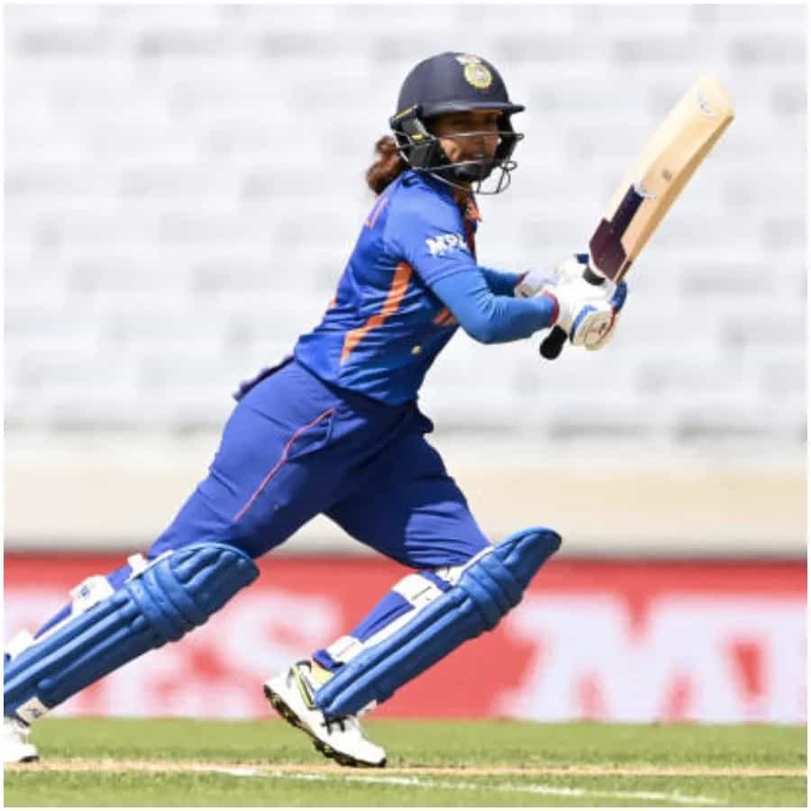 कर्णधार मिताली राजने आणखी एका विश्वविक्रमावर आपल्या नाववर कोरलाय. मात्र, या वेळी तिने बरोबरी साधली आहे. हा विश्वविक्रम महिला विश्वचषकातील सर्वोच्च पन्नास प्लस स्कोअरशी संबंधित आहे. मिताली राजने आयसीसी महिला विश्वचषक 2022मध्ये ऑस्ट्रेलियाविरुद्ध अर्धशतक झळकावून हे यश झळकावलंय.