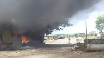 SOLAPUR PUNE राष्ट्रीय महामार्गावरील केळी निर्यातीचे गोडाऊन पेटले, लाखो रूपयाचं नुकसान