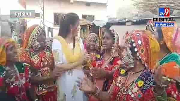 Holi Festival : बंजारा समाजासोबत आमदार श्वेता महालेंची धुळवड, पारंपरिक गीतांवर केले नृत्य