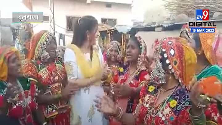 Holi Festival : बंजारा समाजासोबत आमदार श्वेता महालेंची धुळवड, पारंपरिक गीतांवर केले नृत्य Holi Festival : बंजारा समाजासोबत आमदार श्वेता महालेंची धुळवड, पारंपरिक गीतांवर केले नृत्य