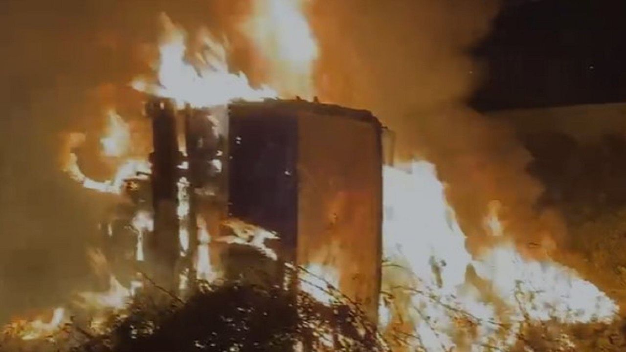 Video - The Burning Truck | वाशिमकडे जाणाऱ्या ट्रकला भीषण आग, चालकाचा वाचला जीव