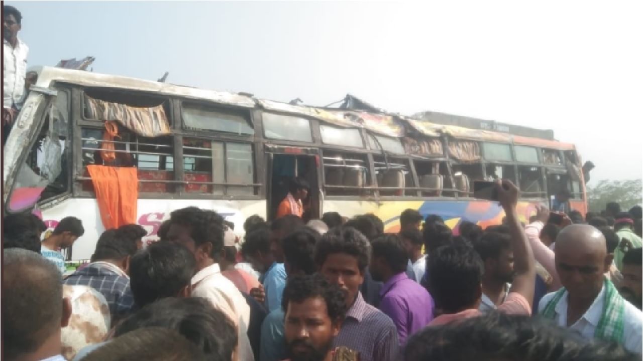 Bus Accident | 60 प्रवाशांसह खचाखच भरलेली बस उलटली, आठ जणांचा जागीच मृत्यू