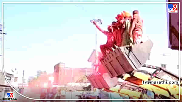 खेडमध्ये महिलेची सरपंच पदावर निवड होताच ; गुलाल उधळत अन जेसीबीतून काढली मिरवणूक