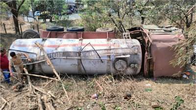 पुणे-मुंबई एक्स्प्रेस हायवेवर अपघात, रसायनाचा टँकर 25 फूट खोल कोसळला, ड्रायव्हरचा जागीच मृत्यू