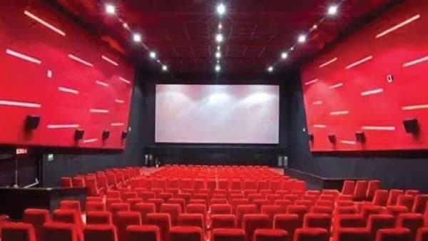 जर एखाद्या चित्रपटात चूकीची माहिती दाखवली गेल्यास काय करतात, कायद्याच्या आधारे करू शकता तक्रार!...