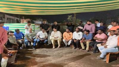 SHEGAON मध्ये पंकजा मुंडेनी मध्यरात्री घेतला चहाचा आस्वाद, कार्यकर्त्यांची इच्छा पूर्ण