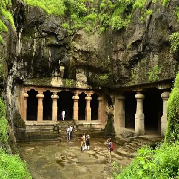 एलिफंटा लेणी: जर तुम्हाला आणि तुमच्या मुलाला इतिहासात रस असेल तर, एलिफंटा लेण्यांना नक्की भेट द्या.गेट वे ऑफ इंडियापासून बोटीने तुम्ही हा प्रवास करू शकता. शिवाय एलिफंटा लेण्यांकडे जाताना तुम्हाला गेट वे ऑफ इंडियाही पाहता येईल. सोबतच बोटींगचाही आनंद घेता येईल.