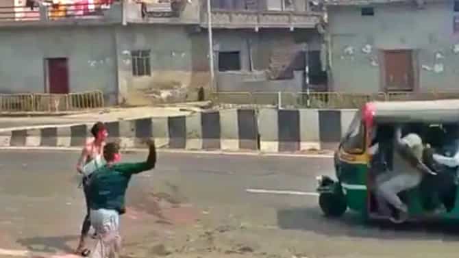...अन् काही फूट फरफटत गेली रिक्षा, पाण्यानं भरलेले फुगे फेकल्यानं घडली दुर्घटना, पाहा Video