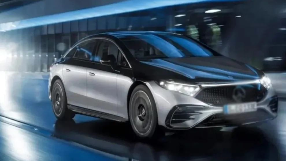 जर्मन लक्झरी कार निर्माता कंपनी मर्सिडीज-बेंझने 1 एप्रिल 2022 पासून संपूर्ण मॉडेल श्रेणीवरील किंमत वाढीची घोषणा केली आहे. कंपनीने त्यांच्या संपूर्ण मॉडेल रेंजवर 3% पर्यंत दरवाढ जाहीर केली आहे.