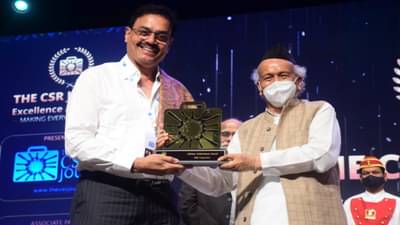माजी क्रिकेटपटू दिलीप वेंगसरकर यांना राज्यपालांच्या हस्ते जीवन गौरव पुरस्कार प्रदान