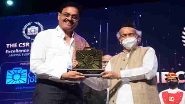 माजी क्रिकेटपटू दिलीप वेंगसरकर यांना राज्यपालांच्या हस्ते जीवन गौरव पुरस्कार प्रदान