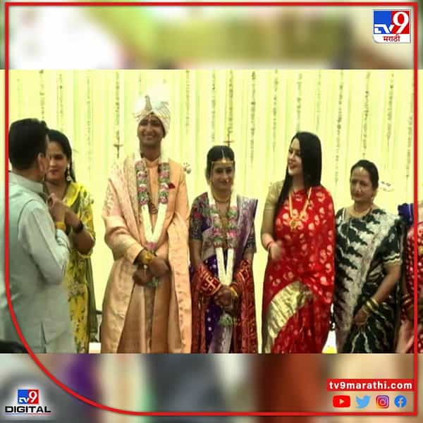 लग्नसोहळ्याआधी अमृता फडणवीस स्टेजवर वधू-वराशी संवाद साधताना दिसून आल्या.