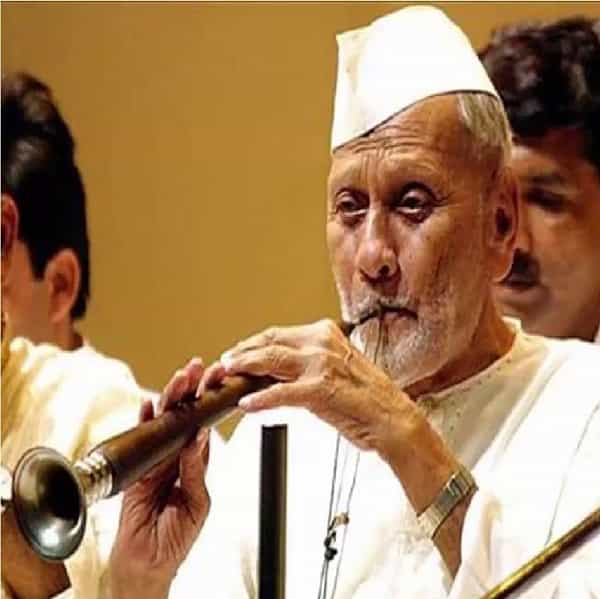 उस्ताद बिस्मिल्लाह खान यांचा जन्म बिहारमधील डुमराव या ठिकाणी झाला. त्यांच्या जन्मावेळी त्यांच्या वडिलांच्या तोंडून बिस्मिल्लाह शब्द बाहेर पडला आणि पुढे हेच नाव उत्साद यांची ओळख बनली.