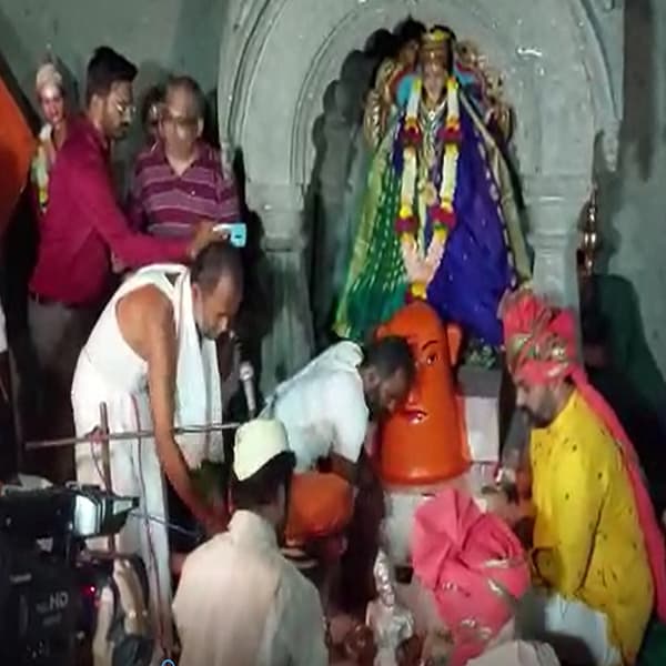 आज तिथिनुसार राज्यभर शिवजंयती (ShivJayanti) साजरी केली जाईल. छत्रपती शिवाजी महाराजांची (Chhatrapati Shivaji Maharaj) जयंती ही तारीख आणि तिथी अशा दोनही प्रकारे साजरी केली जाते.