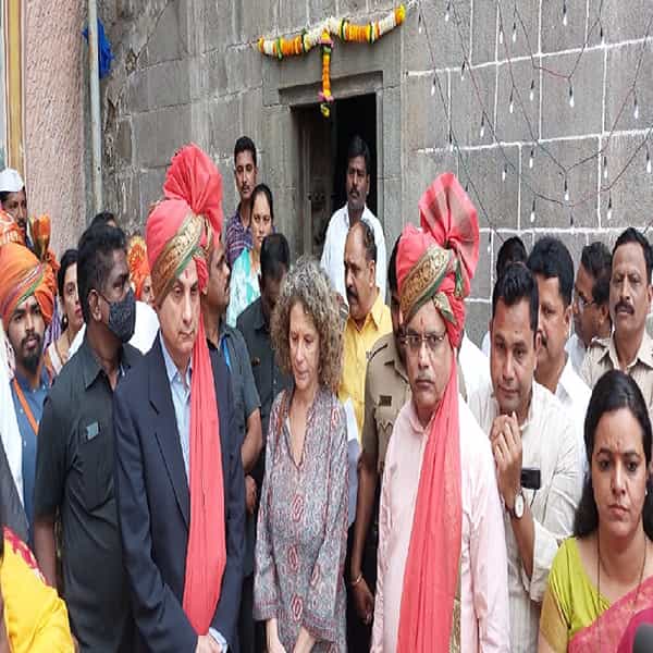 आज छत्रपती शिवाजी महाराज यांची तिथीनुसार जयंती आहे. तारखेनुसार दरवर्षी शिवजयंती 19 फेब्रुवारीला साजरी केली जाते. तर यंदा तिथीनुसार शिवजयंती आज साजरी केली जात आहे. आज शिवजयंतीनिमित्त इस्त्रायलचे राजदूत को. बी. शोषानी शिवनेरीवर आले आहेत.