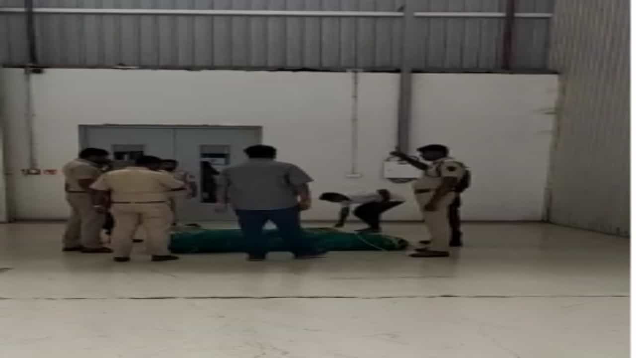 Leopard in Chakan MIDC | चाकण वनविभागाकडून बिबट्याला जेरबंद करण्यासाठी प्रयत्न सुरु; कंपनी परिसरात पिंजरा लावला