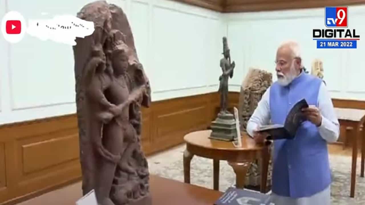 ऑस्ट्रेलियातून परत आणलेल्या पुरातन वस्तूंची पंतप्रधान नरेंद्र मोदी यांच्याकडून पाहणी