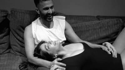 Sonam Kapoor होणार आई; बेबी बंपचे फोटो शेअर करत दिली गुड न्यूज!