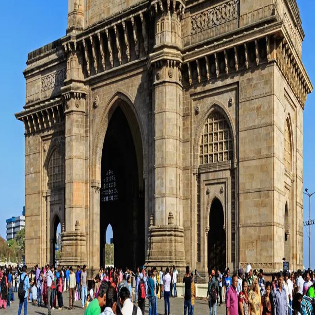 गेटवे ऑफ इंडिया: किंग जॉर्ज पंचम आणि क्वीन मेरी हे भारतामध्ये आल्यावर गेटवे ऑफ इंडियाची बांधले गेले असल्याचे सांगितले जाते. ही इमारत मुंबईतील सर्वोत्तम पर्यटन स्थळ म्हणून प्रसिध्द आहे. 