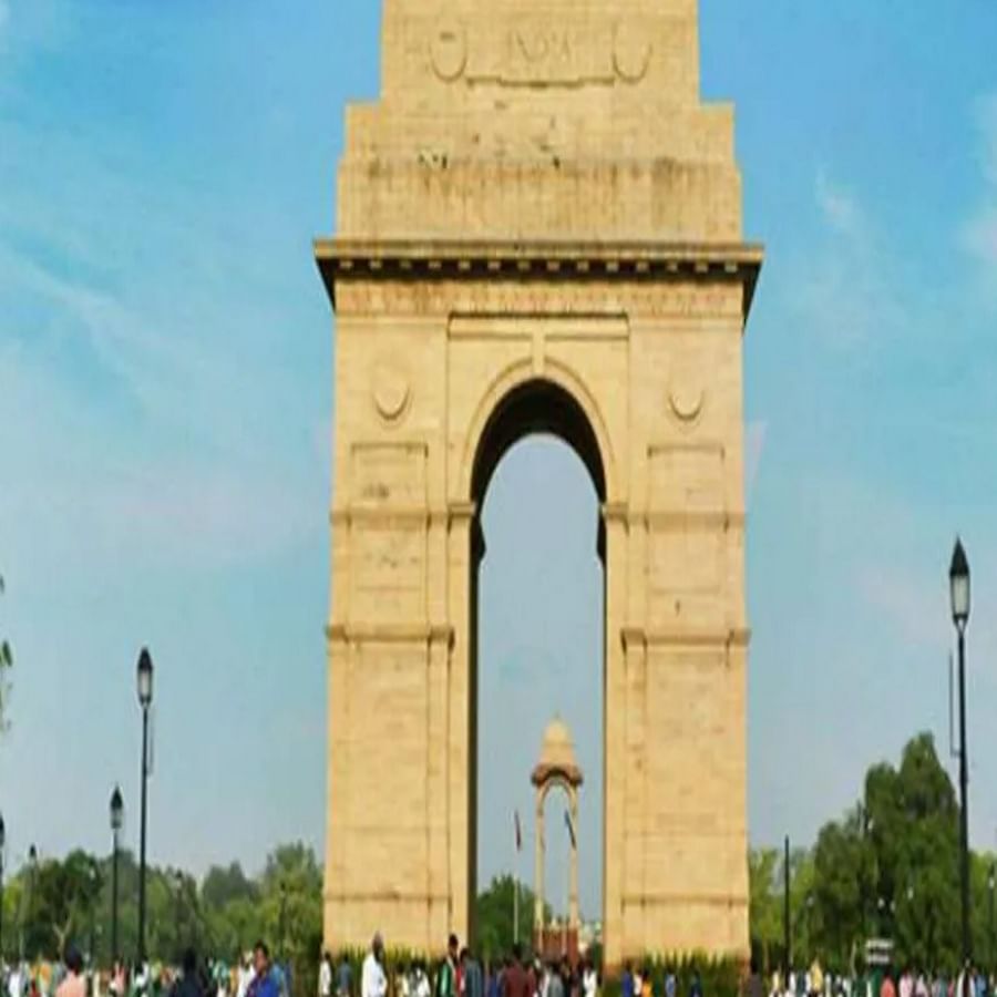 इंडिया गेट हे देखील भारताचे असेच एक स्मारक आहे, जे ब्रिटिशांनी बांधले होते. दिल्लीमधील हे स्मारक महायुद्धात शहीद झालेल्या हजारो सैनिकांना समर्पित आहे. 