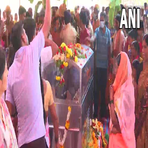 युक्रेनच्या खार्किव्ह शहरात झालेल्या गोळीबारात कर्नाटकातील रहिवासी असलेल्या विद्यार्थ्याचा मृत्यू झाला होता. नवीन शेखरप्पा ग्यानगौदार असं त्याचं नाव होतं. त्याचं पार्थिव आज पहाटे 3 वाजता बंगळुरुमध्ये आणलं.