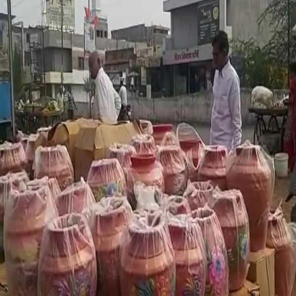 राजस्थानी माठ आकर्षणाचे केंद्रबिंदू : नंदूरबार बाजारपेठेत वेगवेगळ्या प्रकारचे माठ दाखल झाले आहेत. असे असताना मात्र, सिरॅमिक माती आणि राजस्थानी माठ हेच ग्राहकांच्या आकर्षणाचे केंद्रबिंदू आहेत. रंगीबेरंगी माठाबरोबरच मातीचे माठ खरेदीचे प्रमाण वाढले आहे.