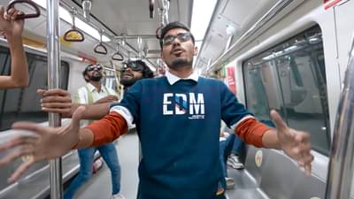 Booked a Whole Train : अख्खी ट्रेन बुक करून तरुणांनी केली धम्माल, जयपूरमधला हा Viral video पाहाच