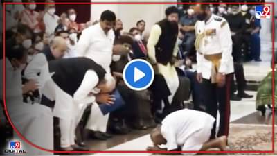 संस्कार, संस्कृती, सन्मान, सगळं एकाच सुंदर फ्रेममध्ये आणि मोदींनीही नम्रपणे जमिनीला हात टेकले!
