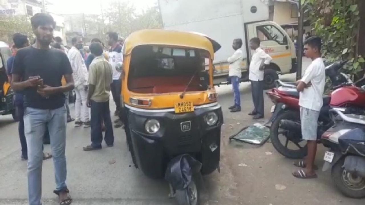 Ulhasnagar Accident : उल्हासनगरात रिक्षा-टेम्पोची जोरदार धडक, काचा चेहऱ्यात घुसल्याने रिक्षाचालक जखमी