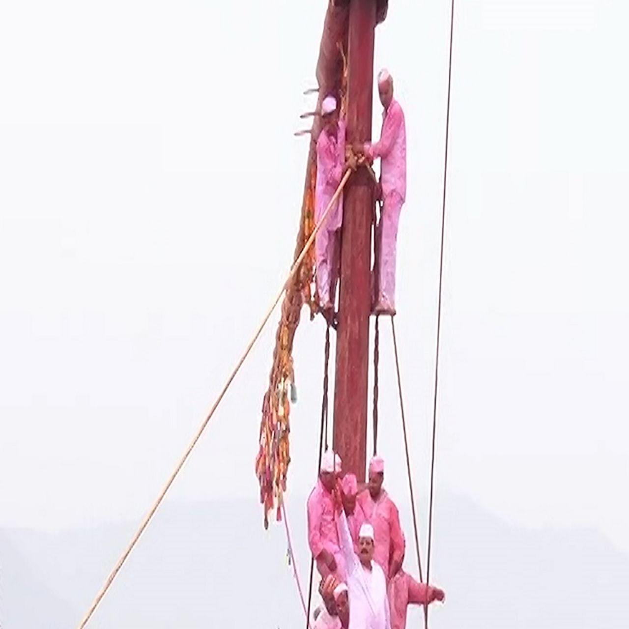 महाराष्ट्रात प्रत्येक सण अतिशय उत्साहाने साजरा केला जातो. राज्यातील सुप्रसिद्ध अशी वाई तालुक्यातील बावधन येथील बगाड यात्रा आज 22 मार्च रोजी पार पडणार आहे. या यात्रेचे बगाडाची बांधणी ही अंतिम टप्प्यात आली आहे. या बरोबरच बगाड मार्गाची स्वच्छता करण्यात येत असून रस्ता रुंद केला जात आहे.