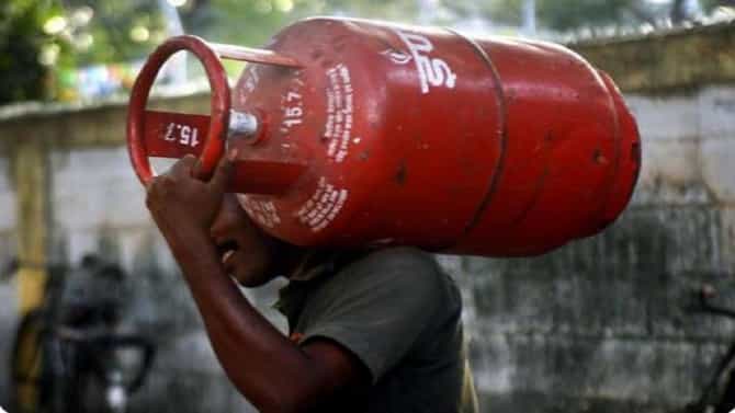 LPG Price Hike : दूध महागलं, पेट्रोल डिझेलनंतर आता एलपीजी सिलेंडरही महागले, चेक करा आजचे रेट