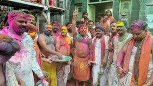 महाराष्ट्राची कुलस्वामिनी तुळजाभवानीवर रंगांची उधळण, मंदिर रंगात न्हाऊन निघाले