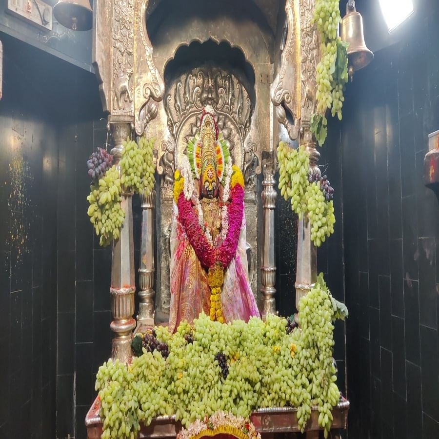 महाराष्ट्राची कुलस्वामिनी आई तुळजाभवानी देवीच्या मंदिरात आज रंगपंचमी निमित्त द्राक्षांची आरास करण्यात आली. तुळजापूर येथील देवी भक्त संतोष बोबडे यांनी देवी चरणी ही द्राक्षांची आरास अर्पण केली होती. 