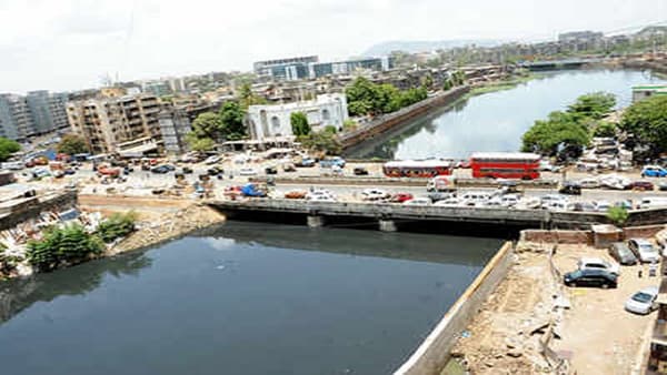 Mithi River : मिठी नदीचा पूर टाळण्यासाठी पालिकेची नवी आयडिया, फ्लडगेट्स बसवण्याचा निर्णय