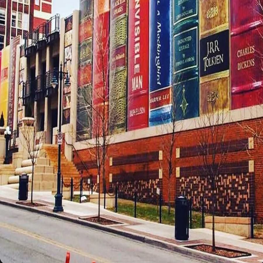 कॅन्सस सिटी लायब्ररी अशा प्रकारे बनवण्यात आली आहे की पाहणाऱ्यांना एकदा पाहून आश्चर्य वाटेल. इमारतीच्या पुढील भागाला चक्क पुस्तकासारखा आकार देण्यात आला आहे. पुस्तक प्रेमिंसाठी हे खास ठिकाण आहे. 