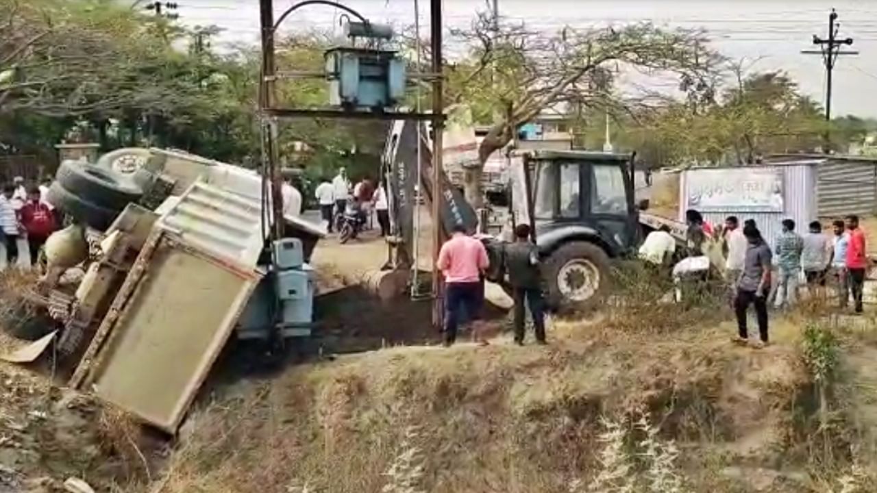 Pune accident : महावितरणच्या ट्रान्सफॉर्मर खांबाला आदळला वाळू वाहतूक करणारा ट्रक, सुदैवानं जीवितहानी टळली