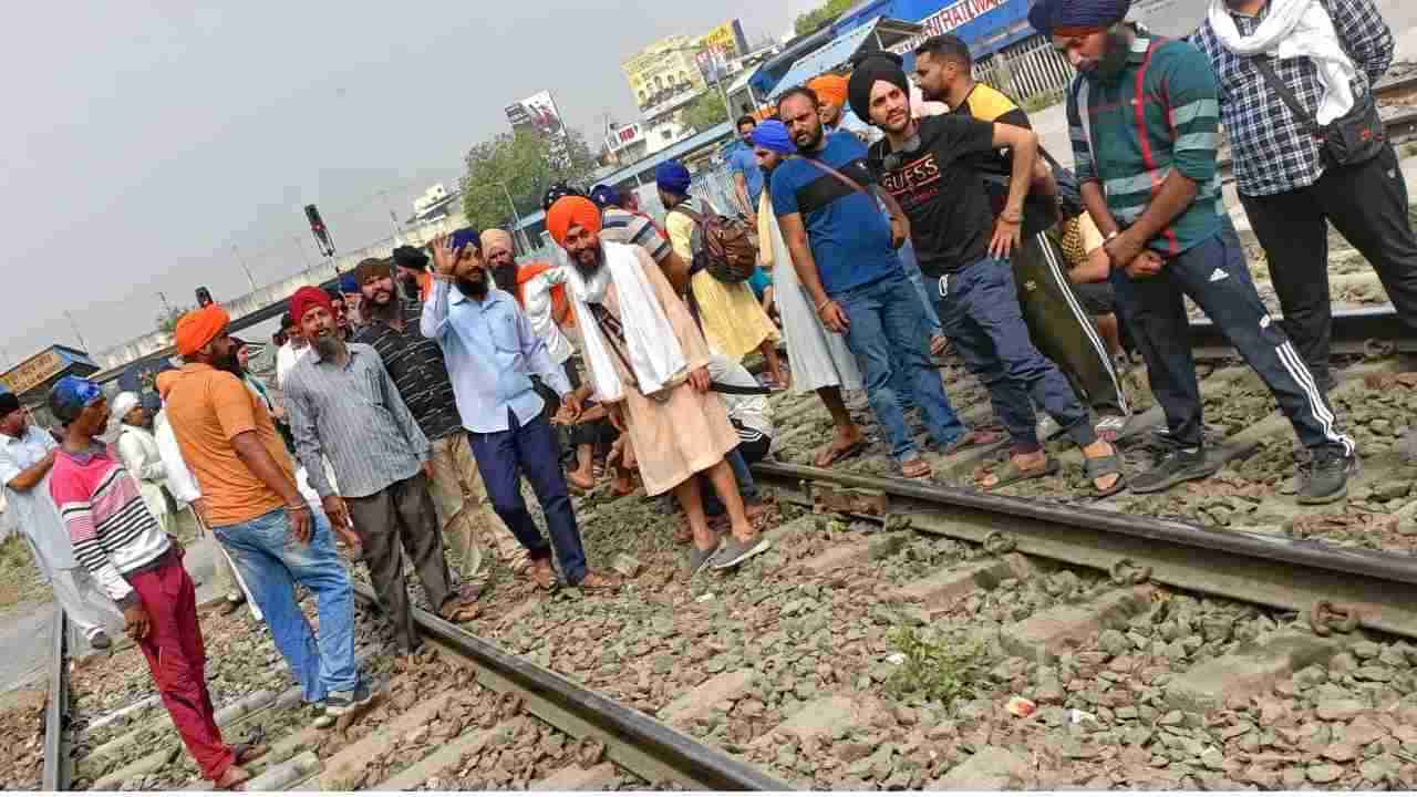 गाडी सुटली, रुमाल हलले, प्रवासी तर मागेच राहिले, Nanded सचखंड Express वर शीख भाविकांचा हल्लाबोल, काय घडलं?