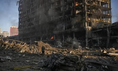 Russia Ukraine Video : यूक्रेननं शॉपिंग मॉलमध्ये दारुगोळा ठेवला तरी रशियाच्या क्षेपणास्त्रानं अचूक टिपला, पहा व्हिडीओ