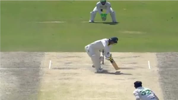 PAK vs AUS: अप्रतिम स्विंगिंग यॉर्कर स्टम्पला लागला, पण..., पाक-ऑस्ट्रेलिया सामन्यातील अजब प्रकार, पहा VIDEO